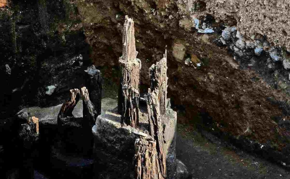 La investigadora señala que probablemente la zona contó con 40 pilotes, sin embargo, la mitad de estos fueron destruidos cuando se construyeron las tuberías actuales. “El hallazgo de estos pilotes y la entrada al embarcadero estuvo acompañado de una ligera capa de arena, lo que indica que la zona era una pequeña playa, a la orilla del cerro de Chapultepec”, dijo. Foto: INAH
