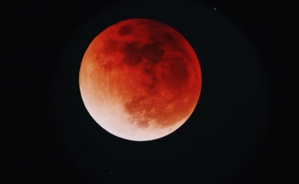 En otoño, disfruta del eclipse de Luna y una lluvia de estrellas