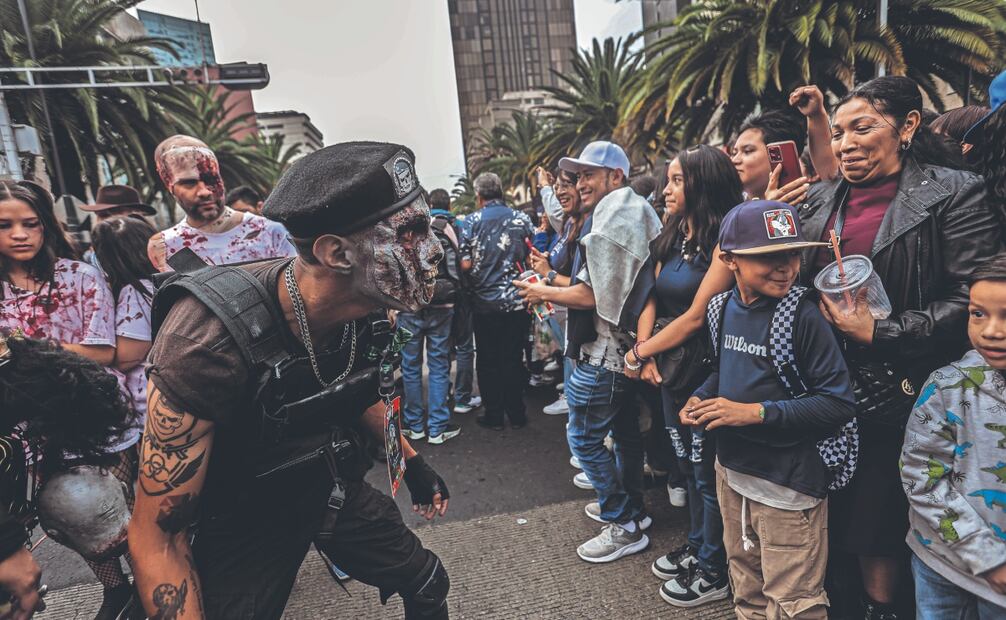 Recién habían pasado los alebrijes cuando los muertos vivientes captaron la atención de los asistentes. El Gobierno capitalino informó que 100 mil personas observaron el contingente. FOTOS: GABRIEL PANO. EL UNIVERSAL