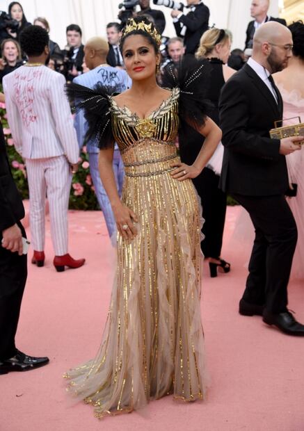Salma Hayek impacta con vestido dorado en la MET Gala 2019