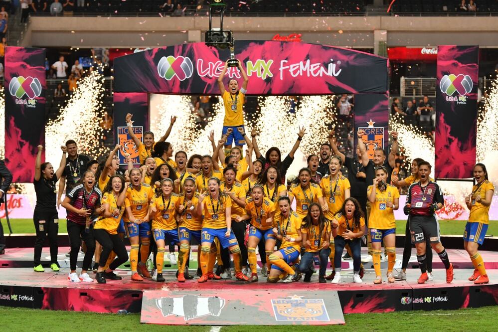 Equipo de Tigres Femenil celebrando el Título del Clausura 2019. Foto: Imago7