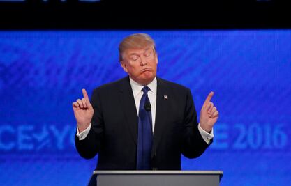 Abuchean a Trump durante debate republicano