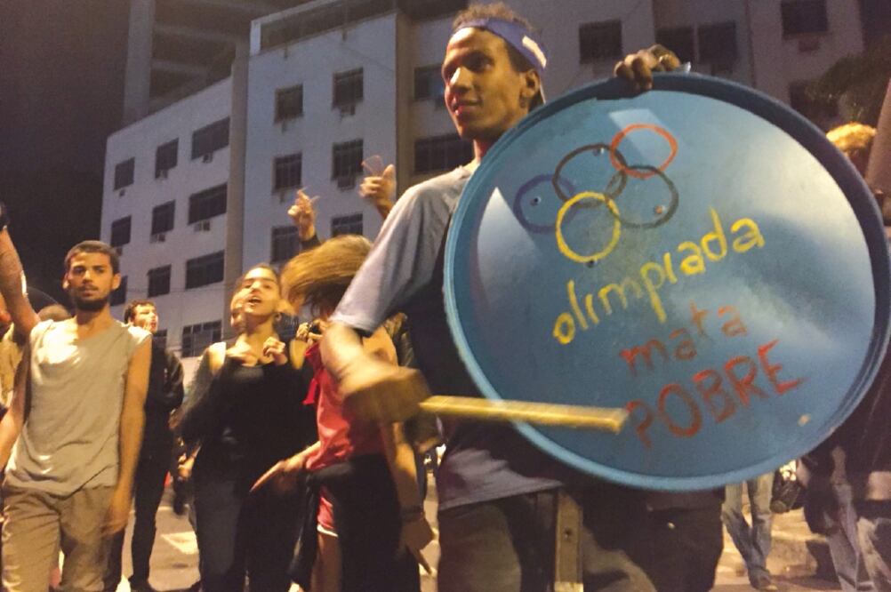 Manifestantes, durante una protesta contra el gobierno y la crisis que vive Brasil, en el marco de los Juegos Olímpicos de Río de Janeiro (JAVIER SINAY. EL UNIVERSAL)