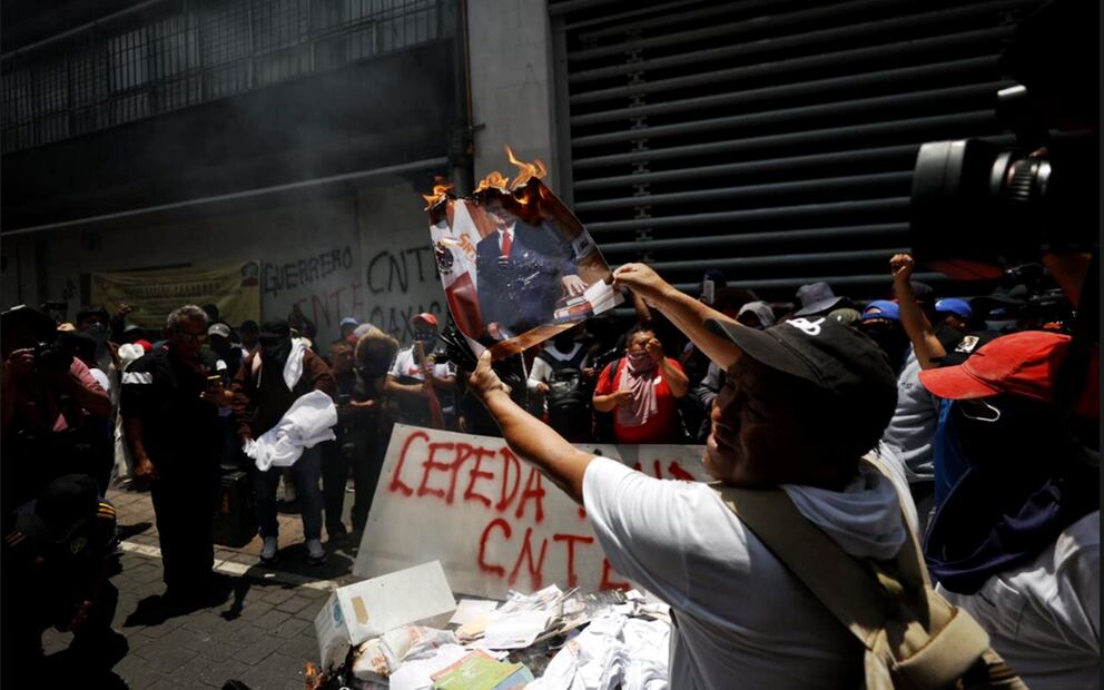 Maestros de la CETEG ingresaron a las instalaciones del SNTE y prendieron fuego a papelería de oficinas; además, hicieron una fogata afuera de la sede con las cosas que sacaron del lugar en la Ciudad de México, el 5 de junio de 2025. Foto: Diego Simón Sánchez/EL UNIVERSAL