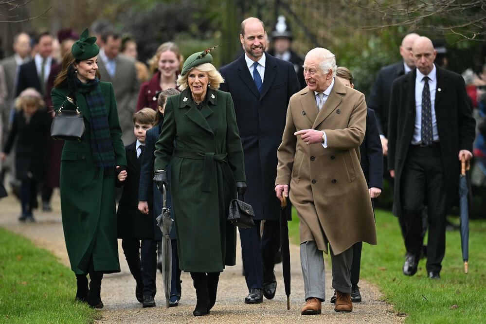 El Rey Carlos III, la reina Camila, el príncipe William, la princesa de Gales, Kate Middleto, y el príncipe George a su llegada para asistir al tradicional servicio del día de Navidad de la Familia Real en la Iglesia de Santa María Magdalena en Sandringham, Norfolk. este de Inglaterra.  Foto: AFP