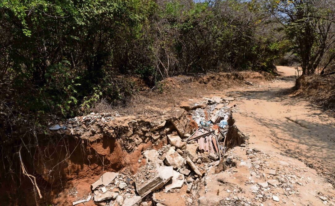 Desde 2023 los gobiernos estatal y municipal tiran cascajo, escombros y basura para que Punta Colorada luzca como un páramo sin vida, contaminándola ellos mismos, acusan. Foto: Mario A. Martínez