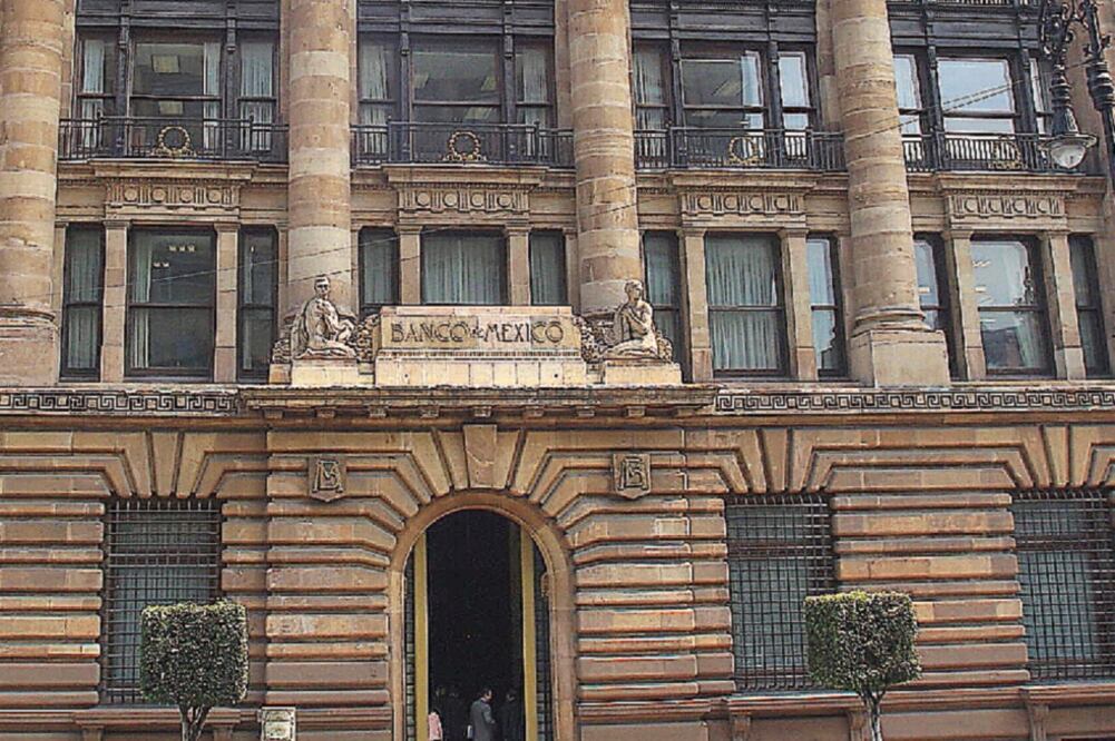 El peso cayó ayer luego de la publicación de la minuta de la última reunión de la Junta de Gobierno de Banxico (ARCHIVO EL UNIVERSAL)