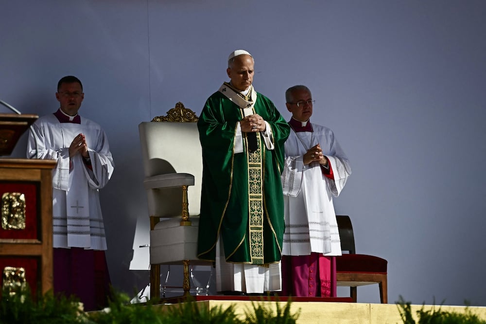 El papa León XIV (C) oficia una misa en el barrio romano de Tor Vergata, en el marco del Jubileo de la Juventud. Foto: AFP