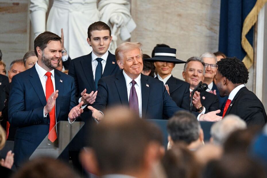 El presidente Donald Trump recibe una ovación tras jurar el cargo, en Washington. FOTO: AP