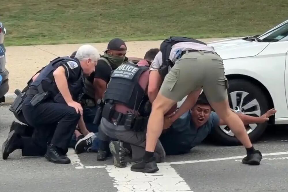 David Pérez-Teofani fue detenido durante un alto en Washington DC. Varios agentes lo rodearon y derribaron cuando intentó huir. FOTO: Captura tomada de video
