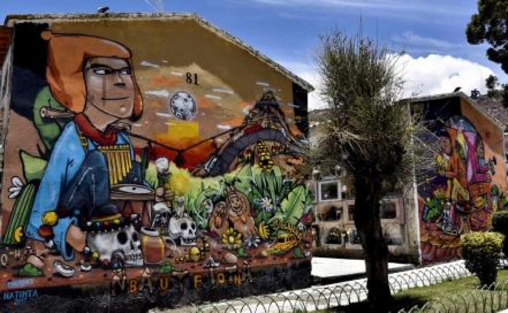 Muralistas dan color a la muerte en cementerio