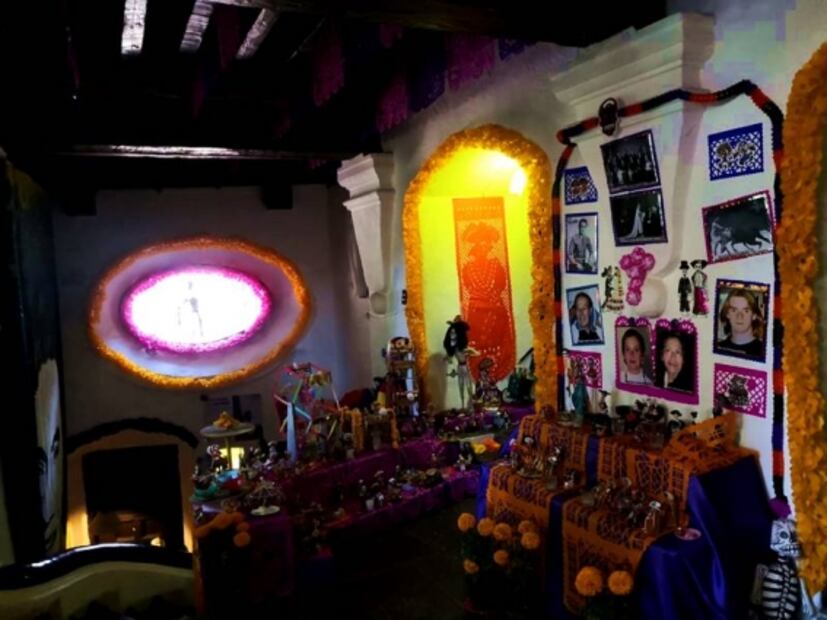Altares de muertos y gastronomía tradicional mexicana en casa del Indio Fernández