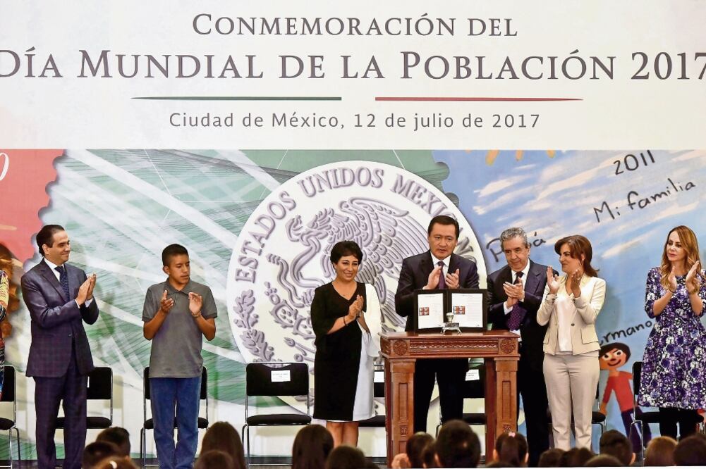 El secretario de Gobernación, Miguel Ángel Osorio Chong, conmemoró el Día Mundial de la Población e informó que el país enfrenta dos retos poblacionales: los embarazos adolescentes y el envejecimiento (SEGOB)