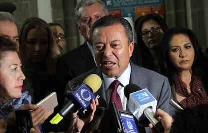 Denuncia Camacho a Arne por 'jitomatazos'