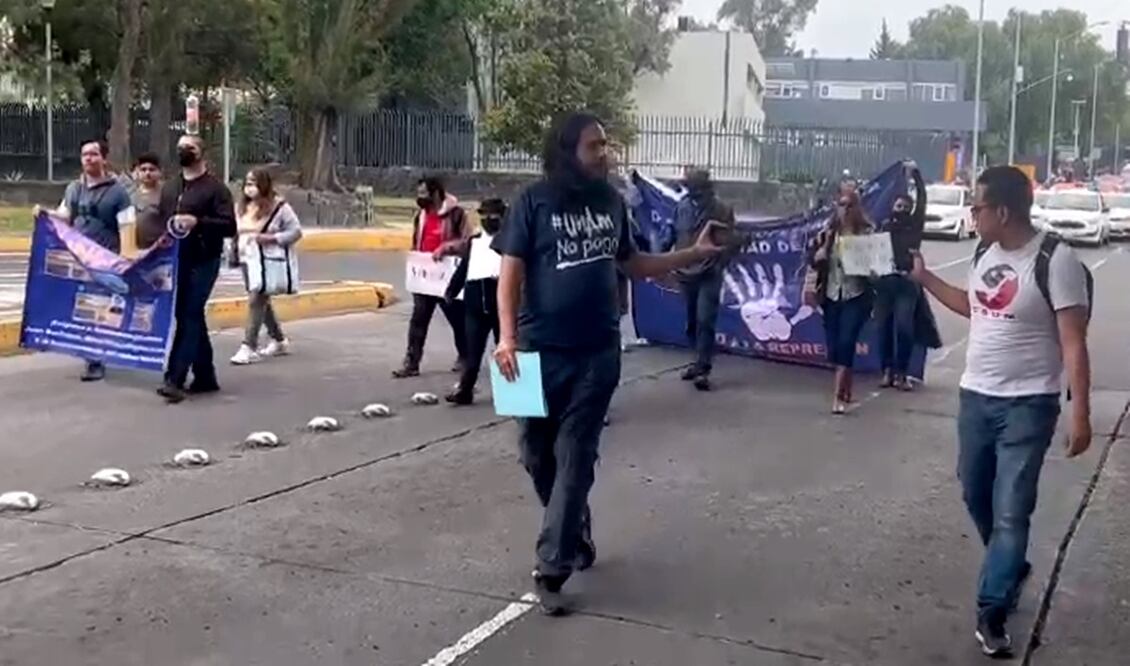 Profesores de asignatura y ayudantes de la Facultad de Ciencias de la Universidad Nacional Autónoma de México marchan hacia la Rectoría de la Universidad. Foto: especial