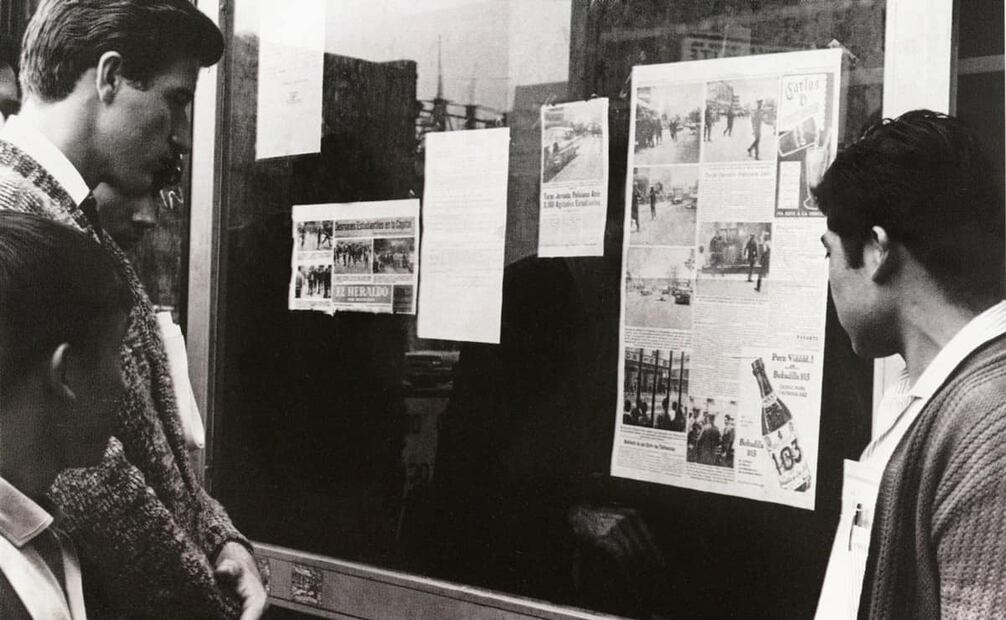 El 24 de julio de 1968, algunos estudiantes observan el reporte de EL UNIVERSAL sobre los enfrentamientos. Los directivos de la Vocacional 2 negaron la participación de algún miembro de la institución en los altercados; días después, comenzaron las manifestaciones y se creó el Consejo Nacional de Huelga. Foto: Archivo EL UNIVERSAL/Tomada del libro 1968, un archivo inédito.