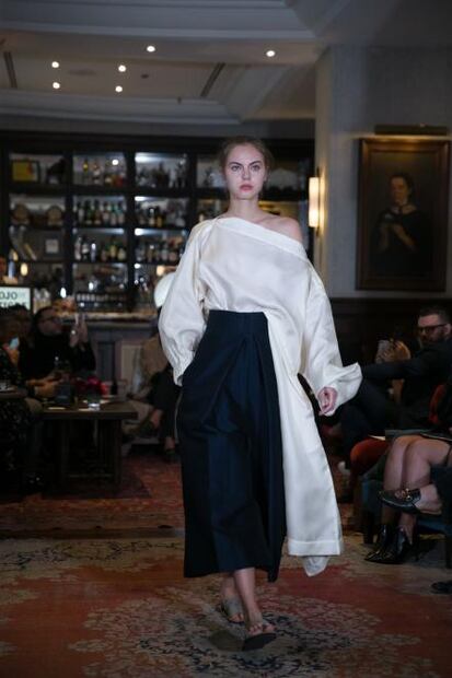 MBFWMx: Julia y Renata exponen un ensayo a los pliegues y la naturaleza