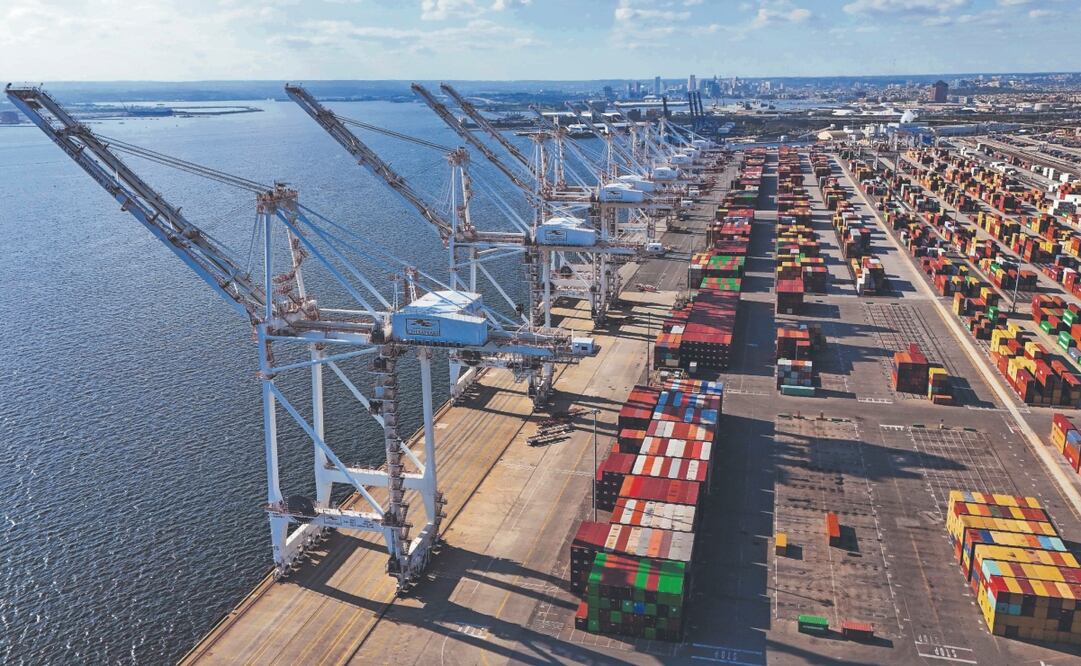 Por el cierre de puertos estadounidenses, las grandes navieras podrán usar espacios que tienen en los puertos mexicanos para mover sus cargas, indican. Foto: de ANNA MONEYMAKER. AFP