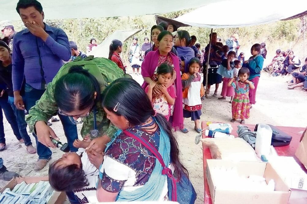 Personal médico inició ayer la atención de los indígenas desplazados, principalmente a niños, mujeres y adultos mayores. (MARÍA DE JESÚS PETERS. EL UNIVERSAL)