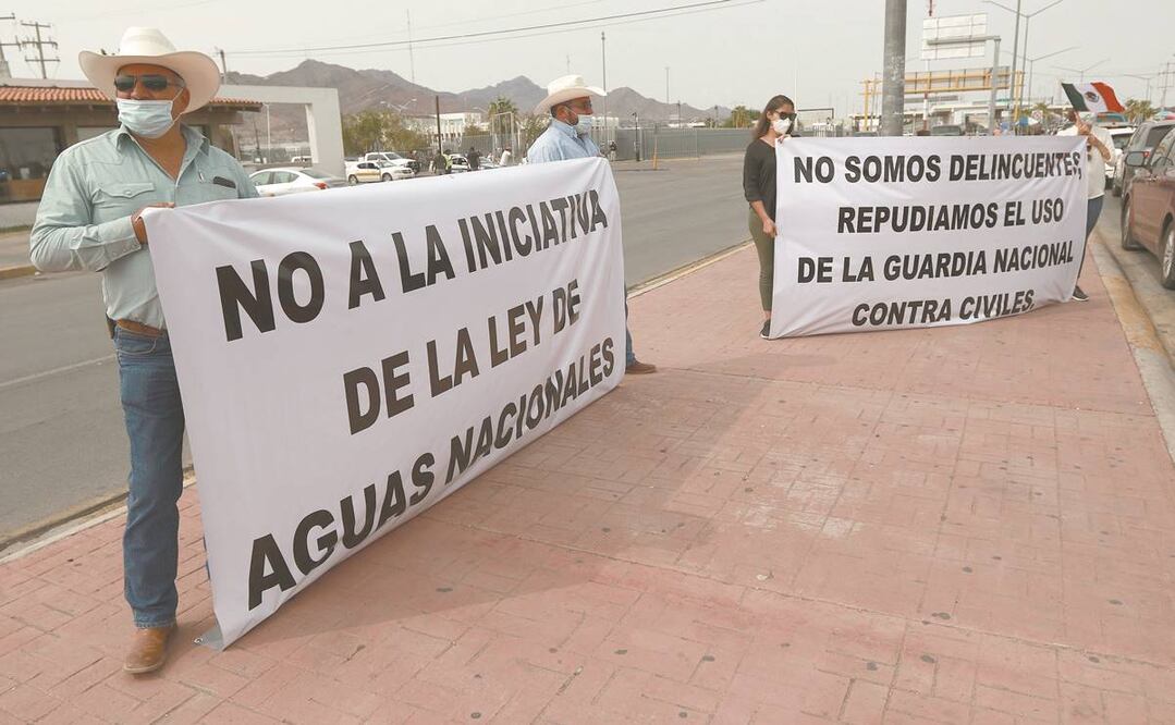 En Ciudad Juárez, productores agrícolas del Valle de Juárez y Delicias se apostaron en las inmediaciones del Puente Libre con pancartas contra la Ley de Aguas Nacionales. Foto: CHRISTIAN TORRES. EL UNIVERSAL