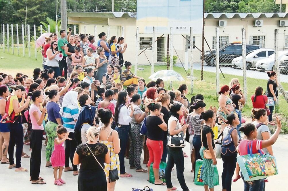 Familiares de prisioneros se manifestaron ayer frente a la Penitenciaría An í sio Jobim durante el motín que se dio en esa cárcel, en Manaos, Brasil. (XINHUA)