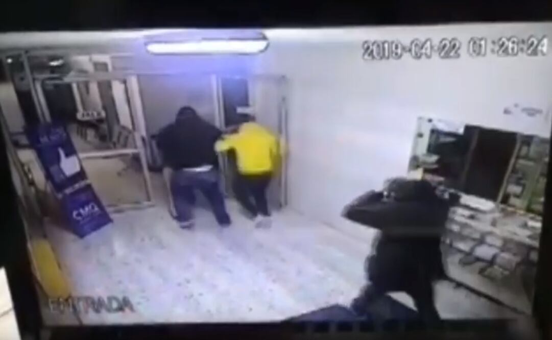 En un video compartido por la institución se observa la acción de los ladrones que amenazan al personal hacia una zona del inmueble. Foto: Captura de video 