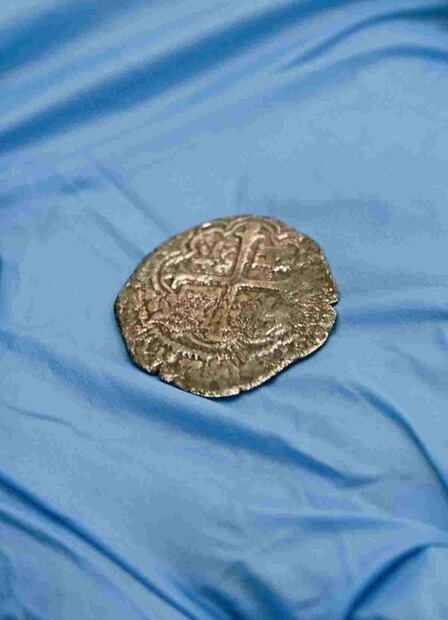 También se encontraron piezas semicompletas y completas del periodo Colonial Temprano: una macuquina —las primeras acuñaciones martilladas de la Nueva España—, loza de vidriado verde y lebrillos, en cuyos fondos se observan los sellos de hospitales y órdenes religiosas, así como materiales pertenecientes al siglo XX. Foto: INAH