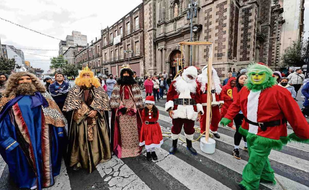 Al grito de ¡Queremos trabajar!, personas caracterizadas de Santa Claus y los Reyes Magos solicitaron un lugar para realizar sus actividades. Foto: Diego Simón Sánchez / EL UNIVERSAL