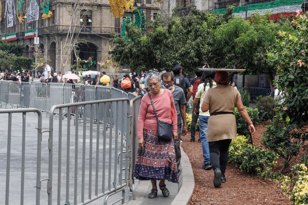 Trabajadores y comerciantes del Centro Histórico aseguran tener pérdidas económicas, además de que se ha visto afectada su libertad de tránsito debido a las vallas que rodean a Palacio Nacional. (Foto: Yaretzi M. Osnaya/EL UNIVERSAL)
