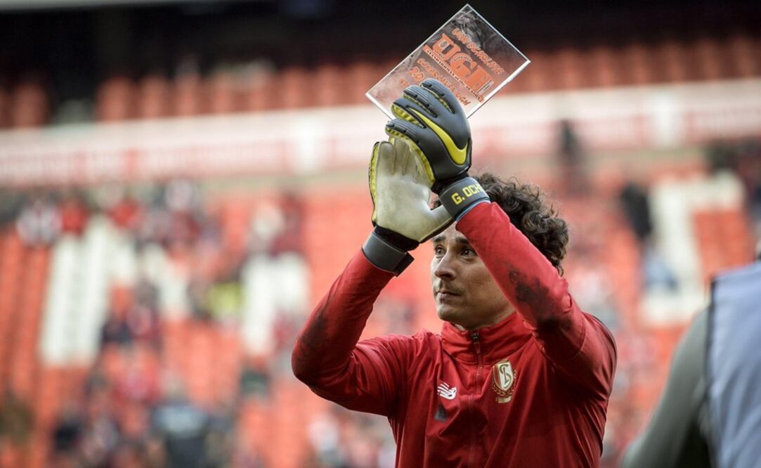 Guillermo Ochoa aplaudiendo a la afición. Foto: @Standard_RSCL