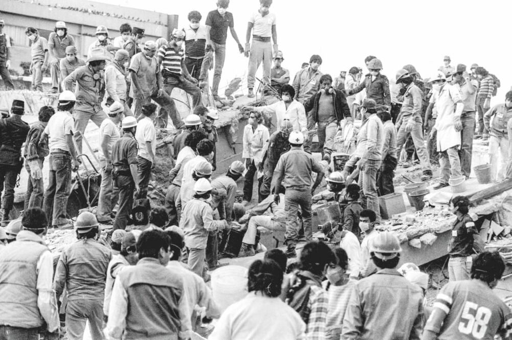Labores de rescate de personas atrapadas bajo los escombros de la Unidad Habitacional Tlatelolco, en septiembre de 1985 (ARCHIVO EL UNIVERSAL)