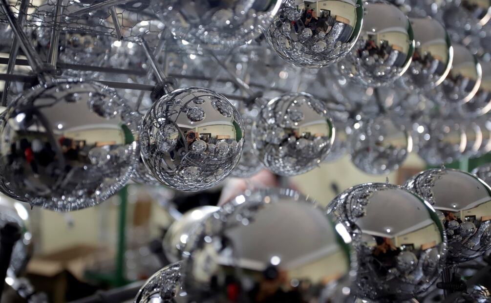 Artesanos mexicanos elaboran esferas de vidrio soplado en el municipio de Chignahupan, en el estado de Puebla. Foto: EFE