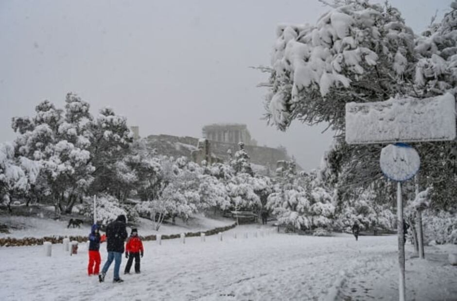 Espeso manto de nieve cubre la Acrópolis de Atenas. Así luce el icónico monumento de la Antigua Grecia