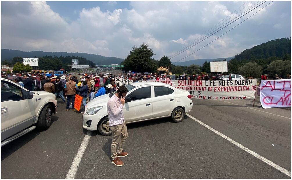 Ejidatarios bloquean carretera libre México-Toluca. Foto: Juan Carlos Williams / EL UNIVERSAL