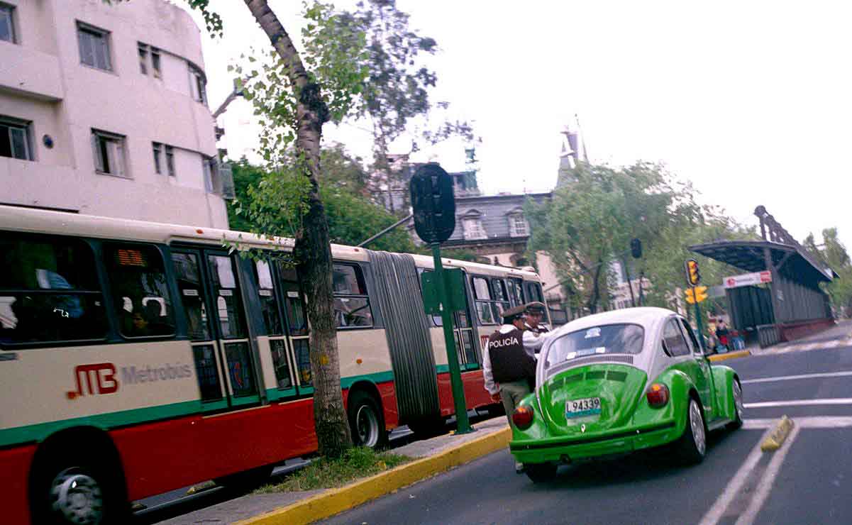Un taxista trata de convencer a la ley de pasar por alto la invasión del carril confinado del Metrobús obstruyendo el libre tránsito de este transporte colectivo. 2 de octubre de 2005. Foto: Mario Mejía/ Archivo EL UNIVERSAL.