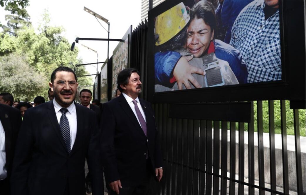 Martí Batres, presidente de la mesa directiva del Senado de la República y el senador Napoleón Gómez Urrutia, inauguraron la exposición fotográfica: A 13 años, Pasta de Conchos no se olvida. Foto: Diego Simón Sánchez/EL UNIVERSAL