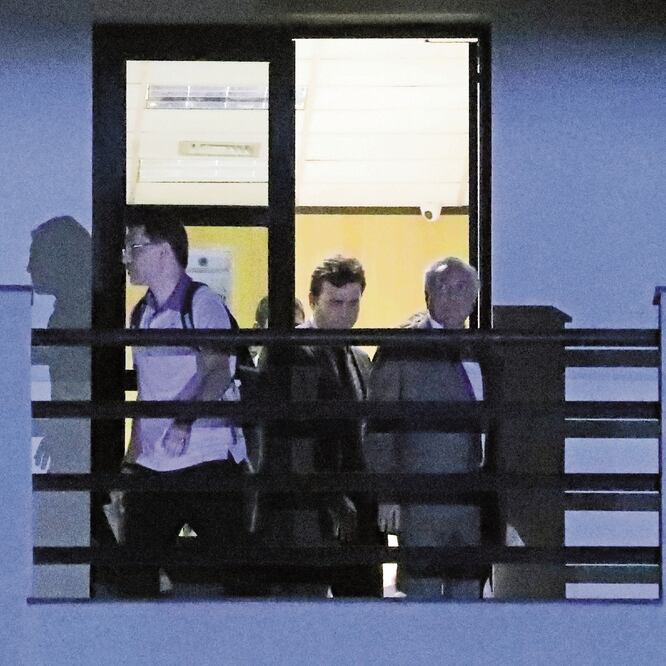 El expresidente de Brasil Michel Temer fue captado ayer a su salida de la sede de la Policía Federal, en Río de Janiero. RICARDO MORAES. REUTERS