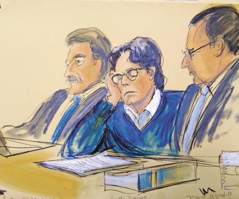 Una ilustración de uno de los momentos del juicio contra Raniere (de suéter azul), líder de la secta sexual NXIVM. Foto: AP ARCHIVO