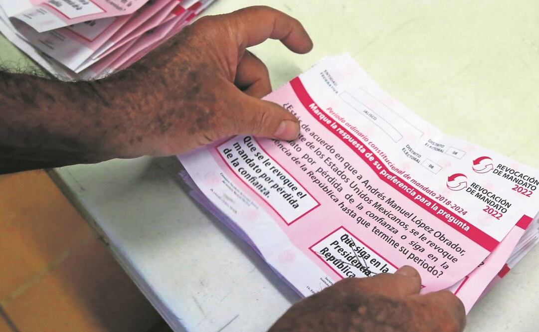 De los votos foráneos, 23% fueron para que se revocara a AMLO. Foto: Francisco Guasco/ EFE.