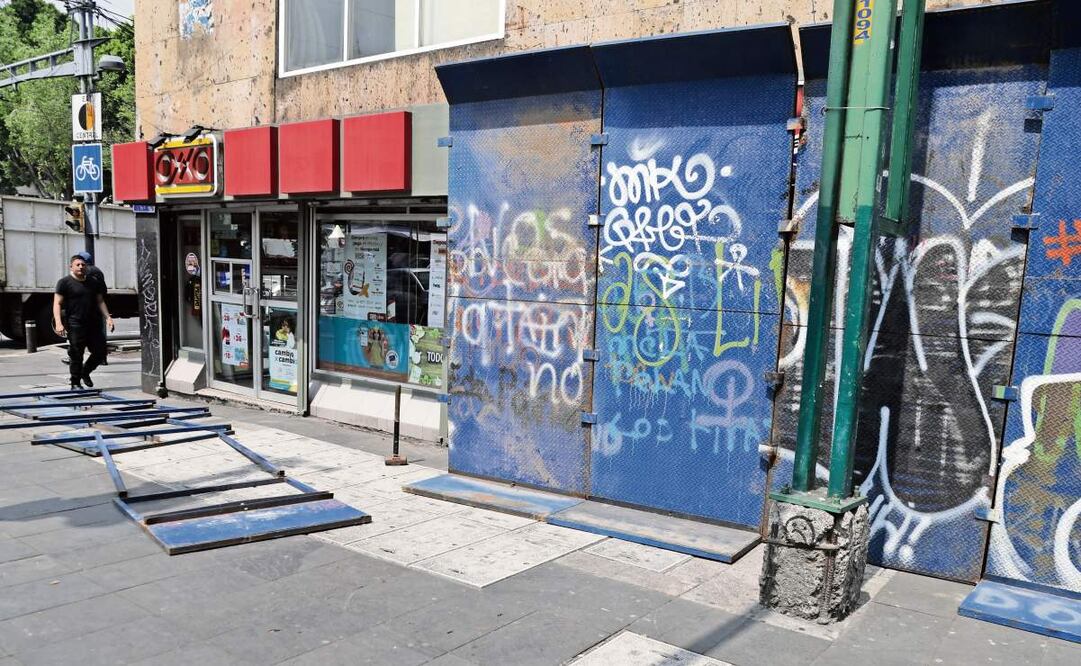 Un día antes de la marcha para conmemorar el 2 de octubre, comercios ubicados en el primer cuadro de la Ciudad de México colocaron vallas metálicas para proteger sus instalaciones de actos vandálicos. Otros optaron por cerrar desde la tarde de ayer y reabrirán hasta el viernes. Foto: Carlos Mejía 7 EL UNIVERSAL