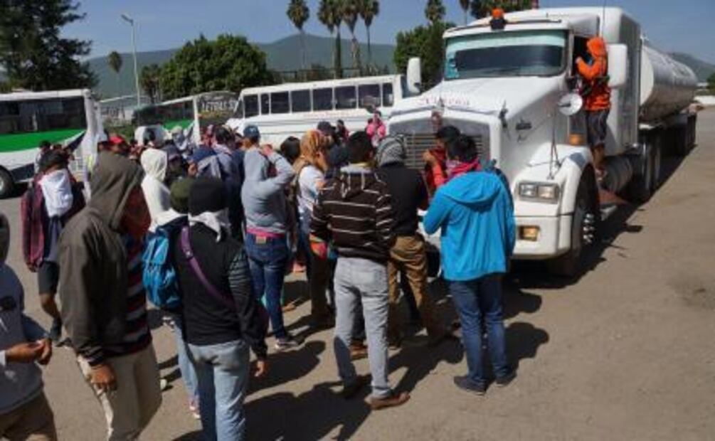 Normalistas bloquean almacén de Pemex y roban combustible en Oaxaca