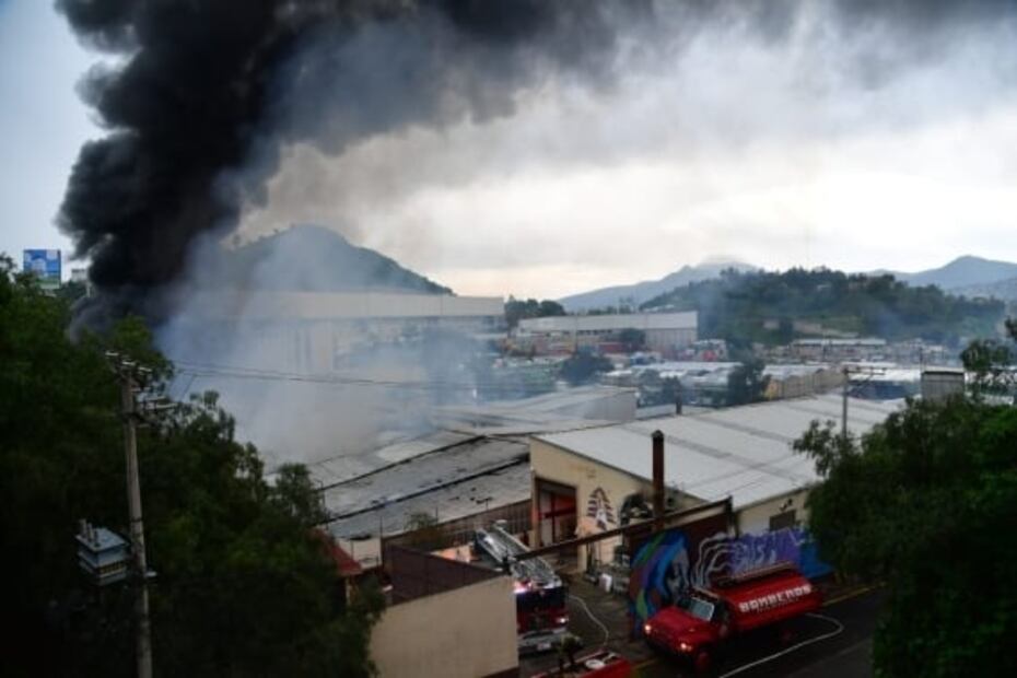 Incendio consume mueblería en avenida Gustavo Baz, Tlalnepantla