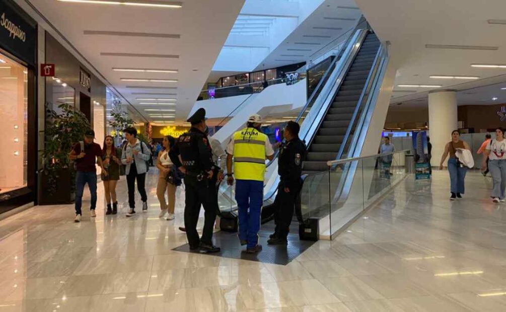 Se registra una movilización al interior de plaza Carso, debido a una persona ejecutada en el starbucks. Foto: Valente Rosas