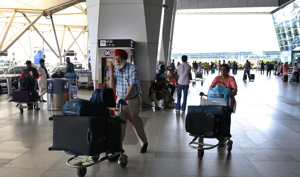 Los vuelos hacia y desde el Aeropuerto Heathrow de Londres fueron cancelados este viernes, 21 de marzo de 2025, después de que un incendio en una subestación cercana. Foto: EFE