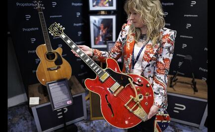 Venden la guitarra de Noel Gallagher rota por su hermano Liam, de Oasis