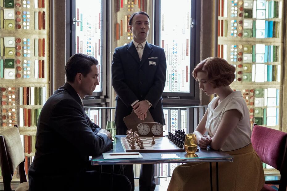 El ajedrez ha inspirado miles de historias retratadas en cine o televisión, como la aclamada serie "Gambito de Dama" de Netflix. Foto: Phil Bray / Netflix