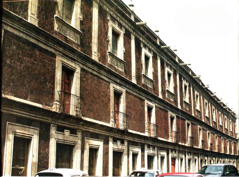 Imagen del 2006 de una parte del antiguo hospital de bletlemitas. En este lugar hoy vemos el Museo Interactivo de Economía (MIDE). Colección Carlos Villasana.