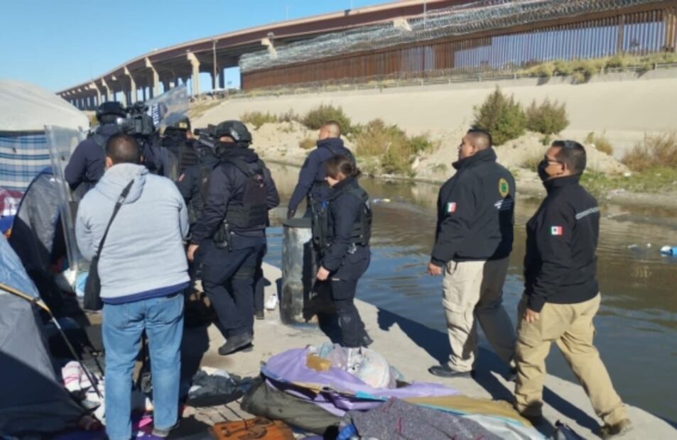 Autoridades intentan desalojar campamento de migrantes venezolanos del Río Bravo