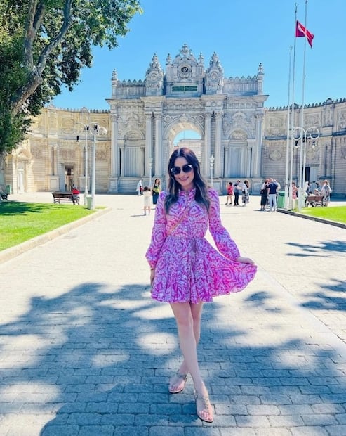 Cynthia Rodríguez y la reina Letizia se lucen con el mismo vestido de 900 pesos