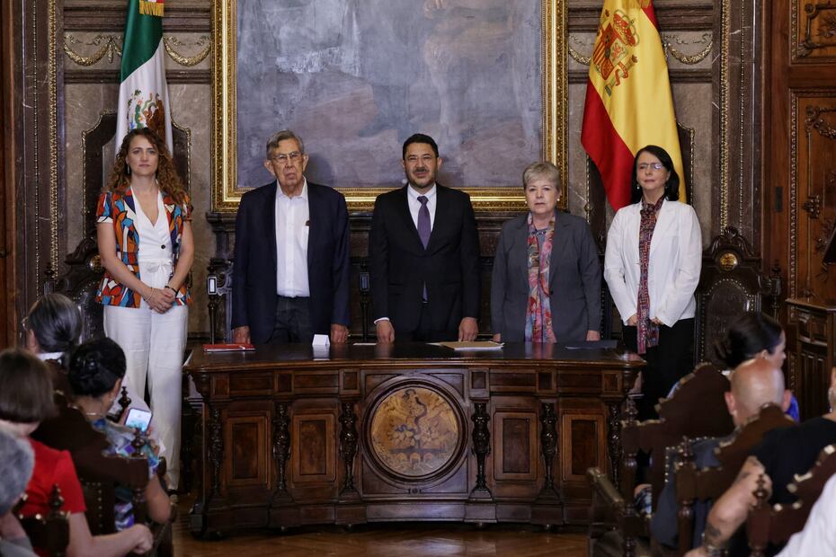 Martí Batres, encabezó la ceremonia de Conmemoración del 85 Aniversario del Exilio Español, en el Salón de Cabildos, del Antiguo Palacio del Ayuntamiento. (Foto: especial)